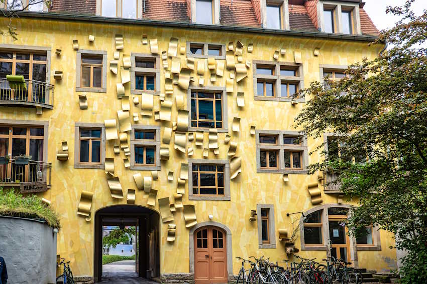 Die Kunsthofpassage ist eine Reihe von Innenhöfen, die mit moderner Kunst und verführerischen Restaurants verziert sind.
