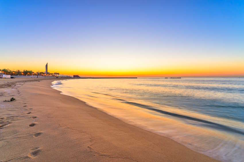 Barceloneta Strand bei Sonnenaufgang