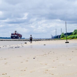 Spaziergang am Elbstrand in Hamburg