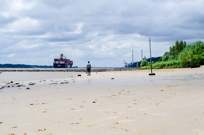 Spaziergang am Elbstrand in Hamburg