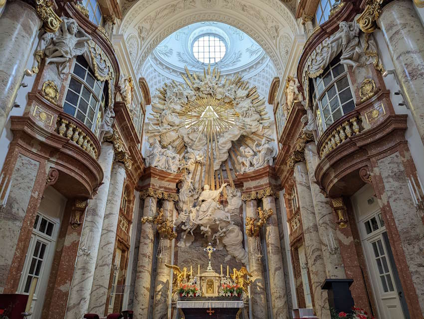 Altar in der Karlskirche Wien