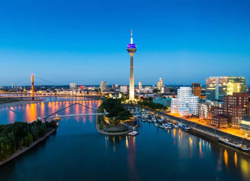 Skyline von Düsseldorf mit dem Rheinturm